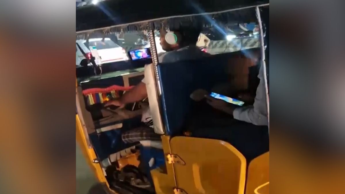 दो मोबाइल एक साथ यूज कर रहा था ऑटो ड्राइवर. (Photo: Screengrab)