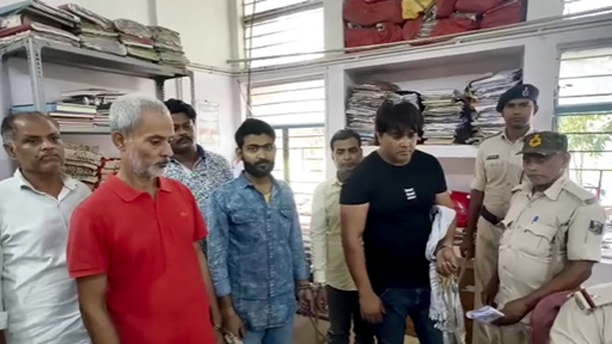 पलंग के नीचे छिपाकर रखी थी कफ सिरप.(Photo: Screengrab)