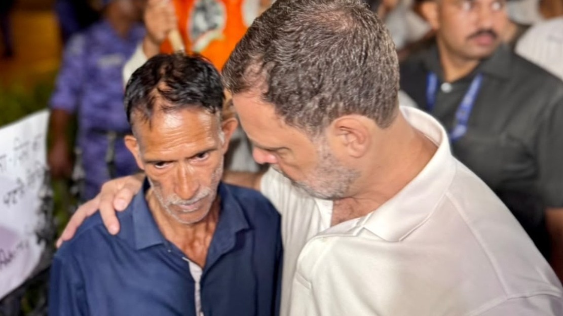 राहुल गांधी इंडिया गेट पर अंकिता भंडारी के परिवार से मिलने पहुंचे, इस दौरान उन्होंने पीड़ित पिता को गले से लगा लिया