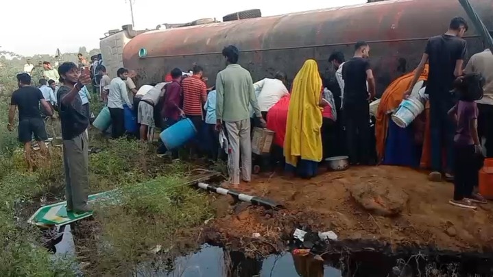 सड़क पर तेल भरने के लिए मची होड़.(Photo: Screengrab)