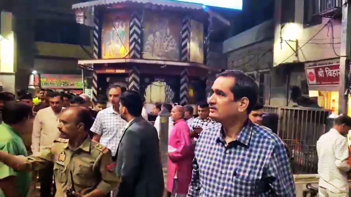 बांके बिहारी मंदिर पहुंची हाई पावर कमेटी. (Photo: Screengrab)