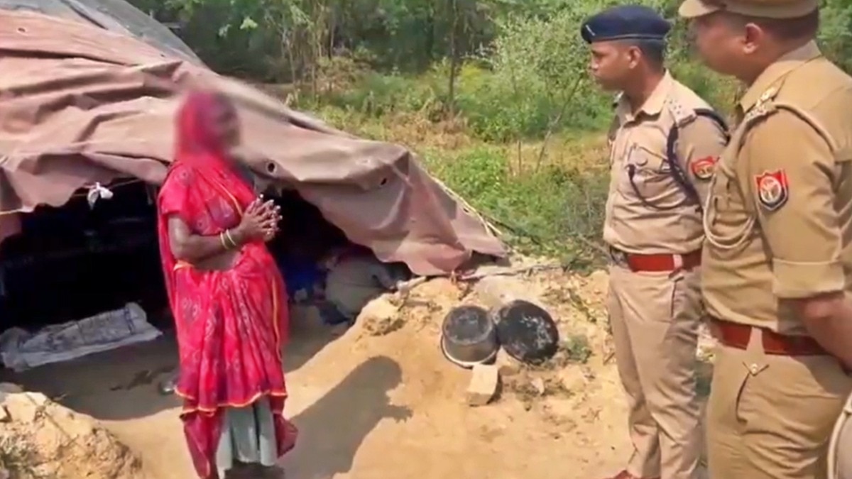 आगरा पुलिस ने की बुजुर्ग महिला की मदद (Photo- Screengrab) 