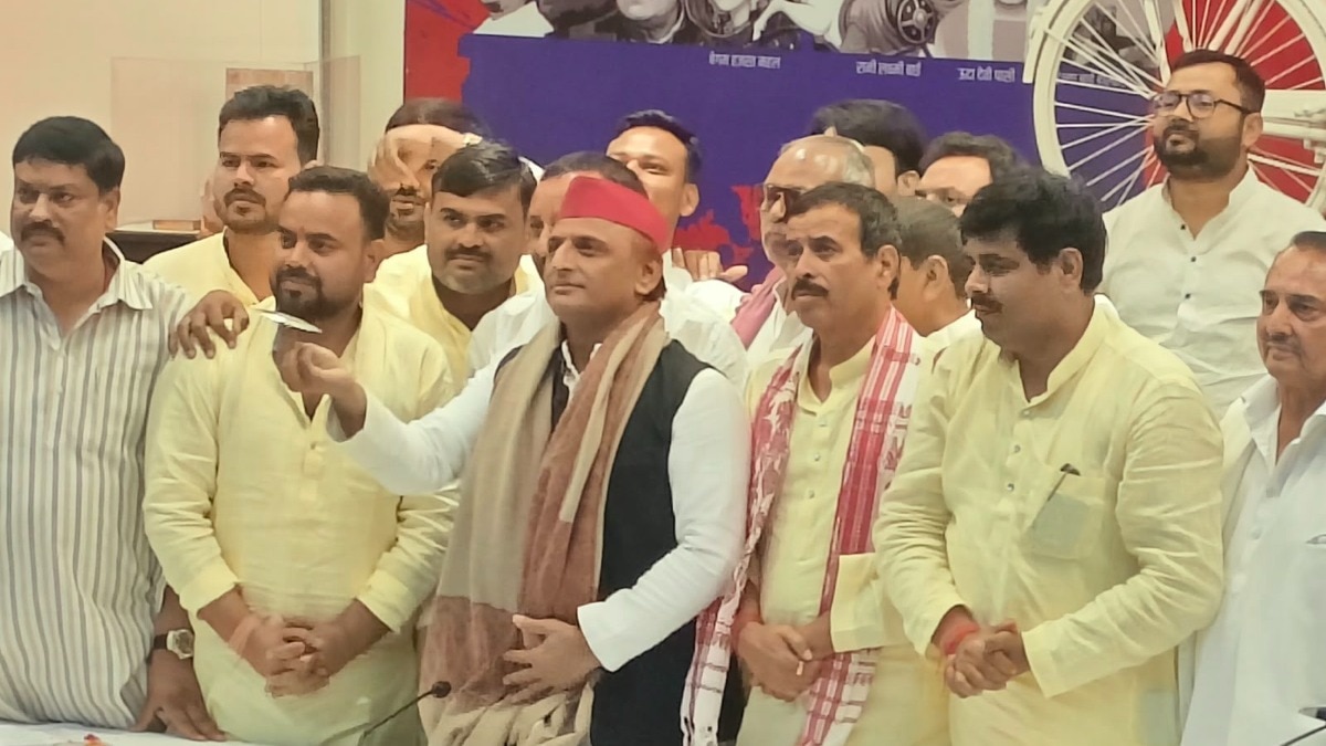 अखिलेश यादव ने आज कई नेताओं को समाजवादी पार्टी का सदस्य बनाया(Photo: ITG)