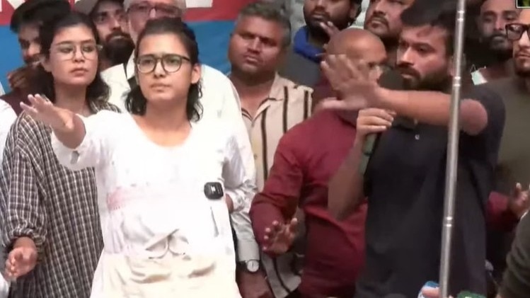 नेहा बोरा की पीसी में हंगामा. (Photo: Video grab)