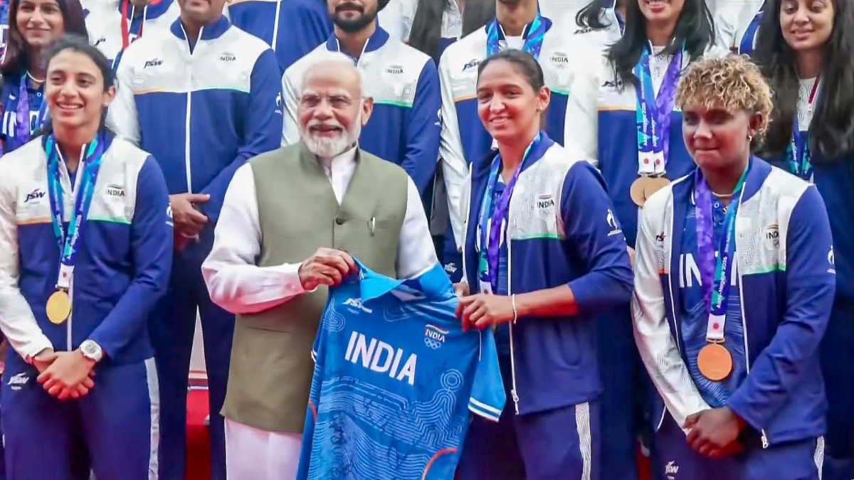 प्रधानमंत्री नरेंद्र मोदी ने गुरुवार को नई दिल्ली में एशियन गेम्स 2026 के पदकवीरों से मुलाकात की और 2036 ओलंपिक की मेजबानी का संकल्प दोहराया (Photo: PTI)