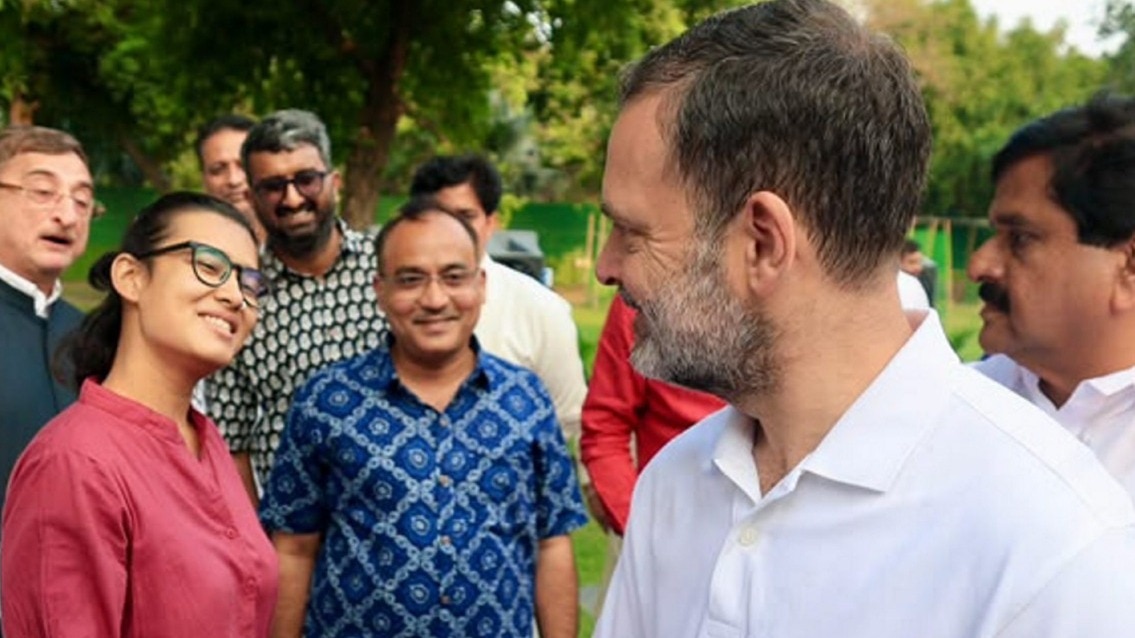 छात्र नेता नेहा बोरा और राहुल गांधी (Photo-PTI)