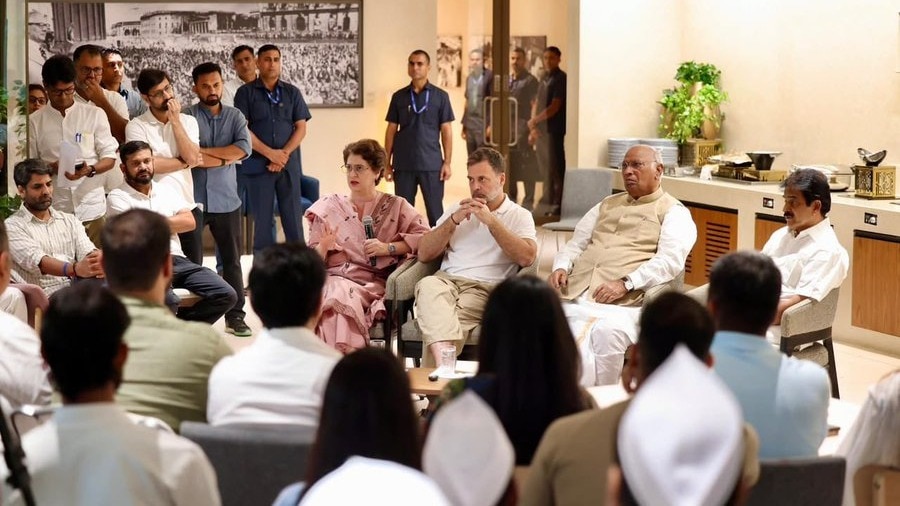 मीटिंग में राहुल के साथ प्रियंका-खड़गे भी मौजूद रहे. (Photo- X/Congress)