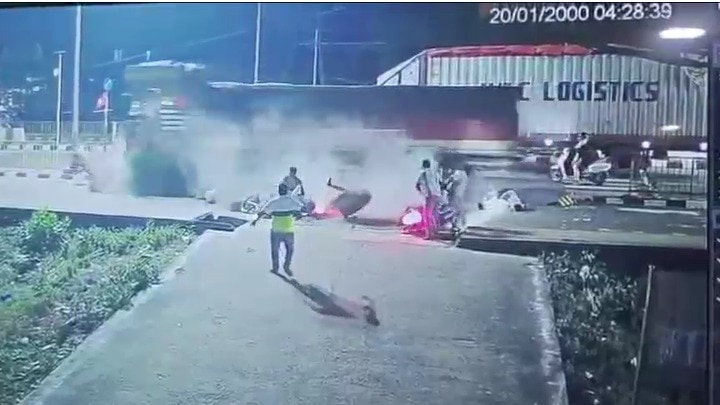 ट्रक ने कई कार और बाइकों को टक्कर मार दी. (Photo-ITG)
