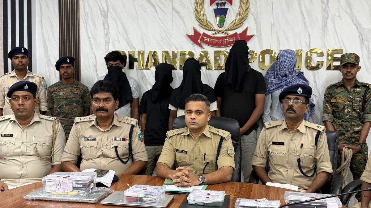 गांव में बैठकर चल रही थी साइबर ठगी. (Photo: ITG)