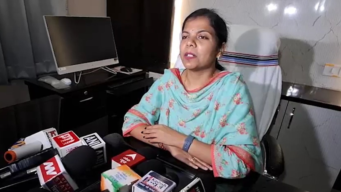 यह कार्रवाई वैशाली की जिलाधिकारी वर्षा सिंह ने की.