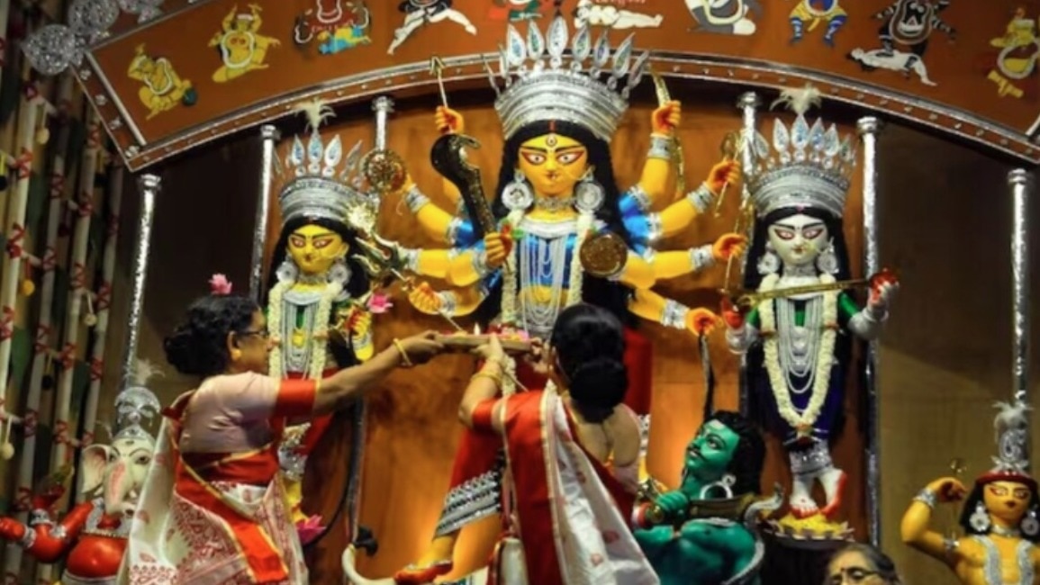 मुंबई में अधडूबी प्रतिमाओं की तस्वीरें पोस्ट करने पर रोक लगाई गई है (सांकेतिक तस्वीर)