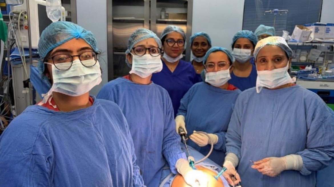 4 साल के बच्चे जितनी लंबाई, उम्र 44 साल; AIIMS के डॉक्टरों ने की महिला की सर्जरी