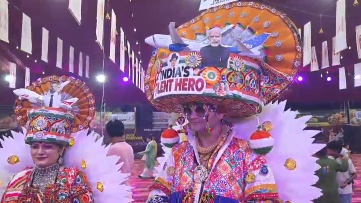  Couple’s Unique Turban Steals the Show at Garba Ground 