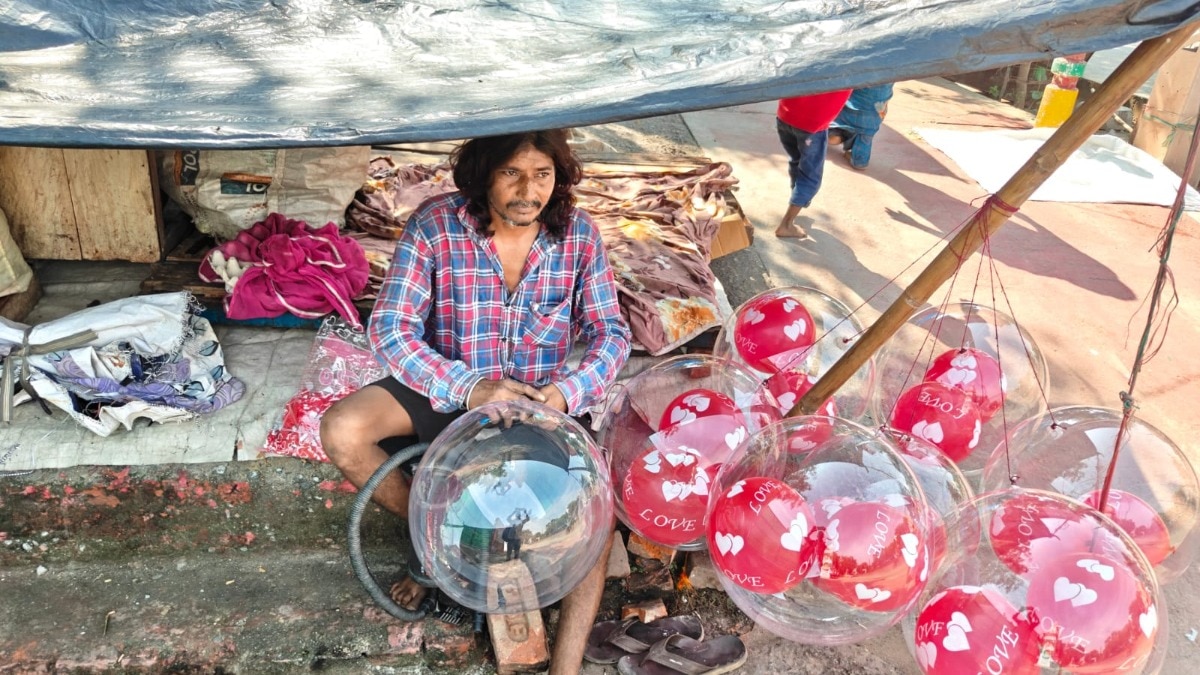 मेला में गुब्बारा बेचने वाले ने बताया अपनी कमाई का सिस्टम (Photo - ITG)