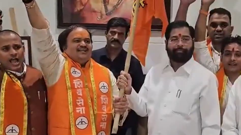 उद्धव गुट छोड़ एकनाथ शिंदे की शिवसेना में शामिल हुए आनंद दुबे - anand dubey joins shiv sena eknath shinde ntc mnrd - AajTak