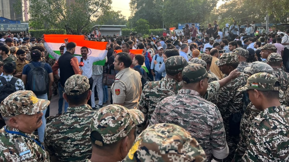 कनॉट प्लेस में जुटने लगे प्रदर्शनकारी. (Photo: ITG)