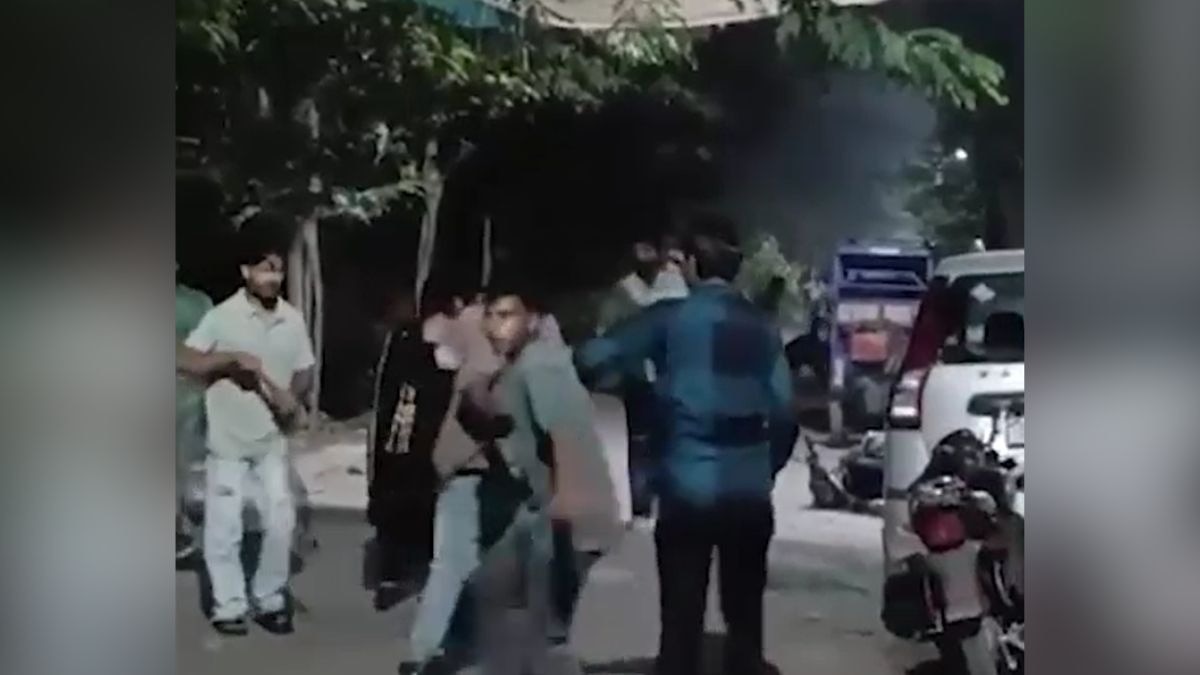 रास्ते को लेकर हुए विवाद में भिड़े दो पक्ष. (Photo: Screengrab)