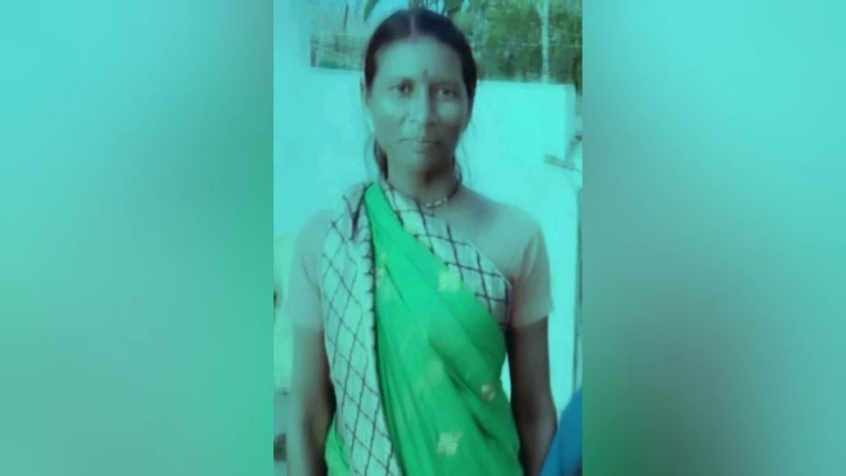 महिला, जिसे पति के सामने उठा ले गया बाघ. (Photo: Screengrabs)