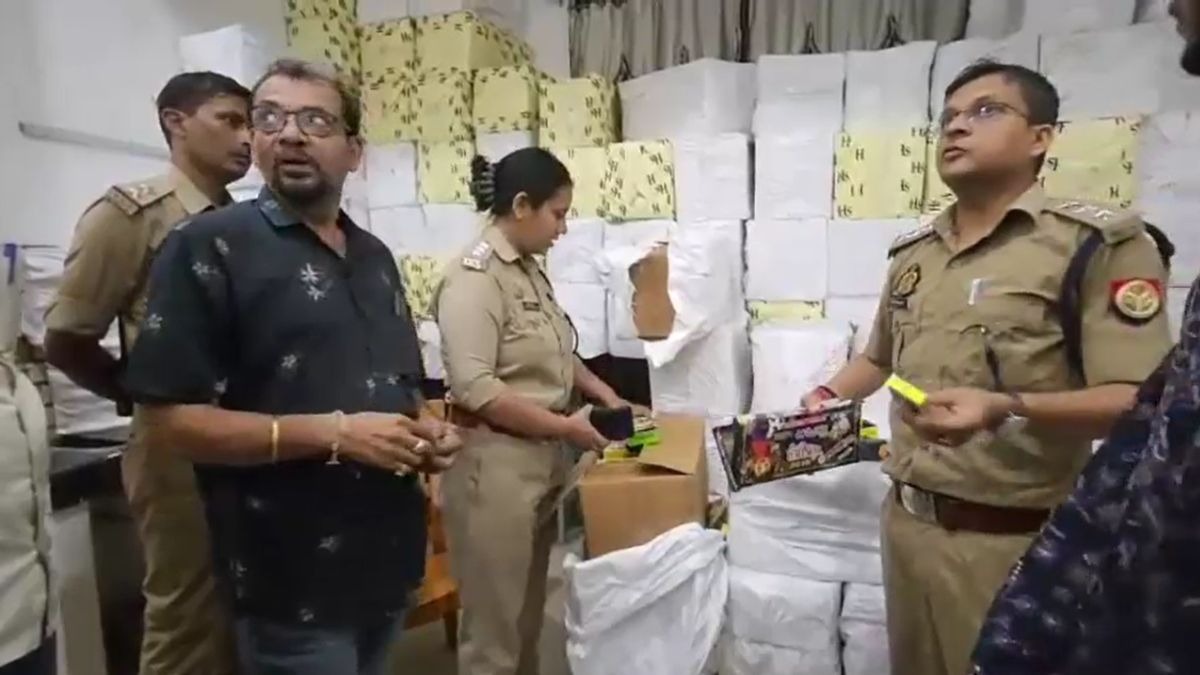 पुलिस के साथ फायर ब्रिगेड की टीम भी पहुंची. (Photo: Screengrab)