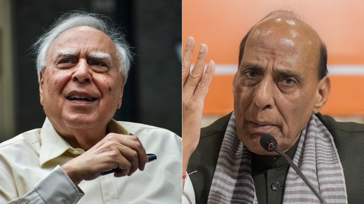  कपिल सिब्बल ने रक्षा मंत्री राजनाथ सिंह के 'रिजीम चेंज' वाले बयान पर पलटवार किया (Photo: PTI)