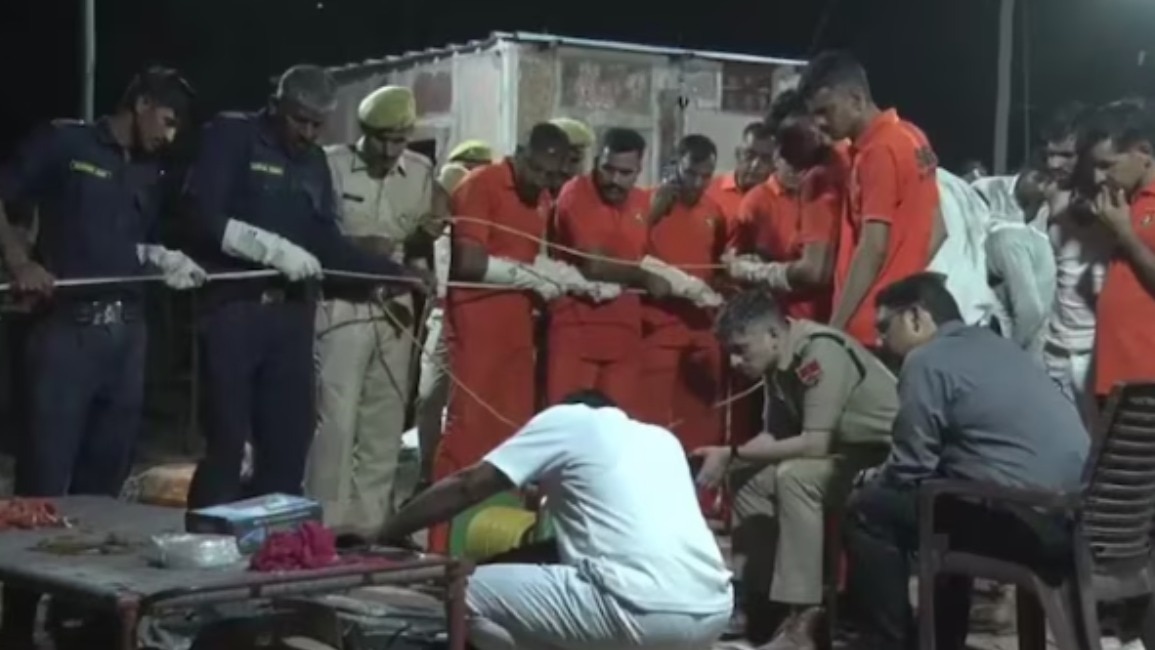बोरवेल से निकालने के बाद मासूम की जान जा चुकी थी (Photo-ITG)