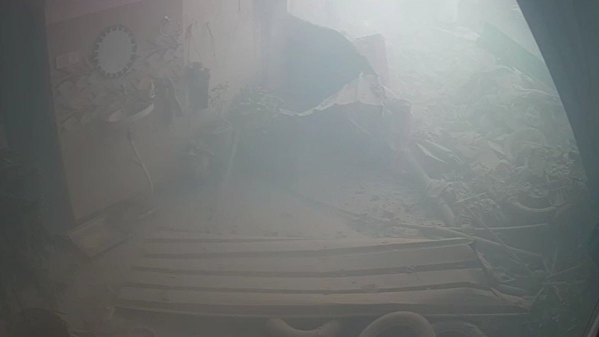 ब्लास्ट के बाद गिर गया था मकान. (Photo: Screengrabs)