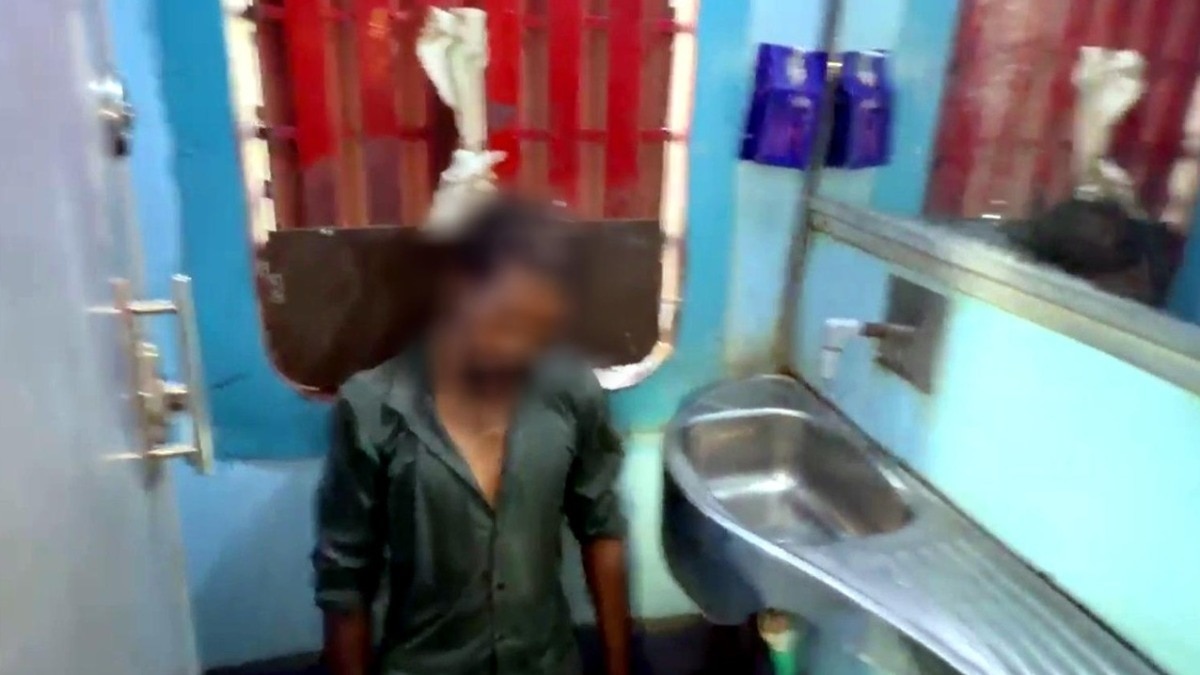 मुंबई-शालीमार समरसता एक्सप्रेस के टॉयलेट में मिला यात्री का शव (Photo: ITG)