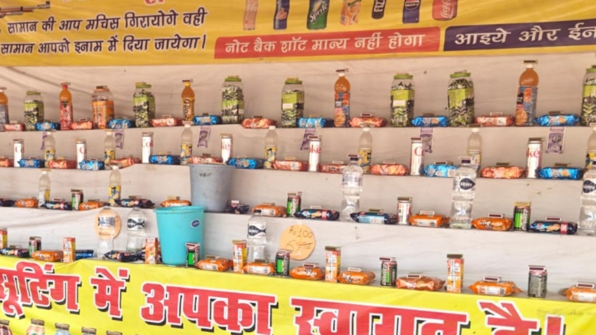 मेले में रिंग टॉस स्टॉल लगाने वालों की कमाई का ऐसा है सिस्टम 