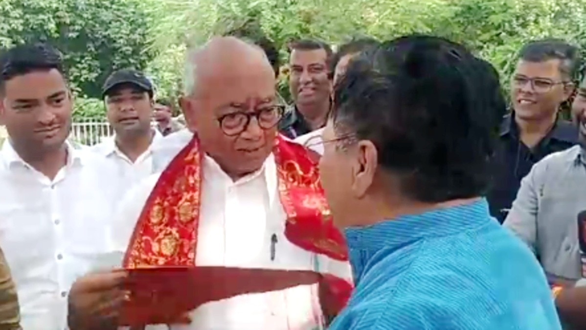 कम्युनिस्ट पार्टी के लीडर के दुपट्टे को देख हैरान रह गए दिग्विजय.(Photo:ITG)