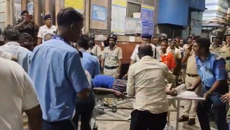 कोलकाता के चोरबगान में पंडाल ढहने से भगदड़.(Photo-ITG)