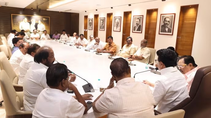 DMK अध्यक्ष एमके स्टालिन शनिवार को पार्टी मुख्यालय में बैठक में शामिल हुए. (Photo-X)