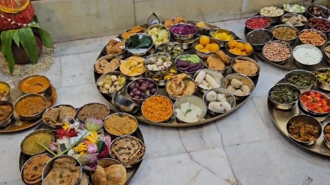 मां दुर्गा को लगाया गया 101 व्यंजनों का भोग. (Photo: ITG)
