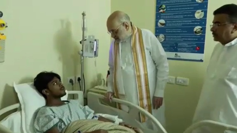 अमित शाह ने अस्पताल पहुंचकर घायलों का हाल जाना. (Photo- ANI)