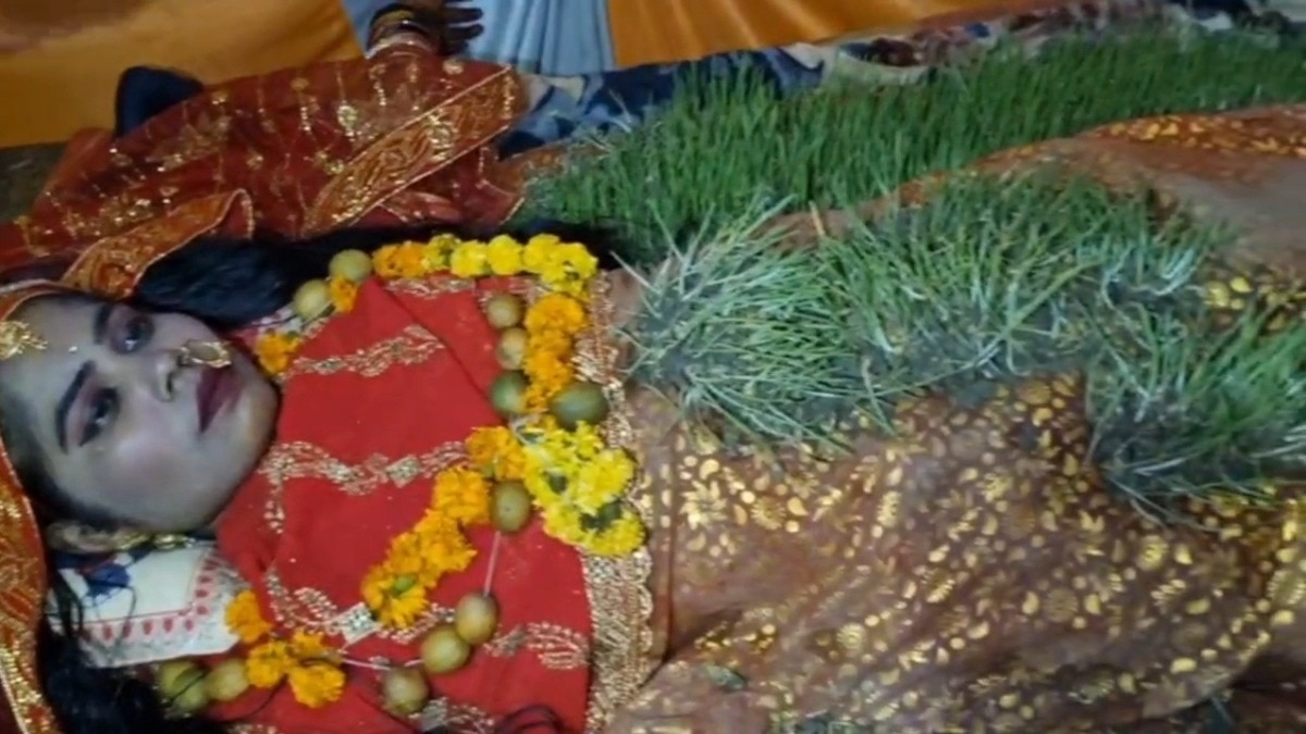 जानकी देवी के शरीर पर जौ उगाए जाने की मान्यता के चलते विशेष धार्मिक अनुष्ठान किए जा रहे हैं. (Photo: ITG)