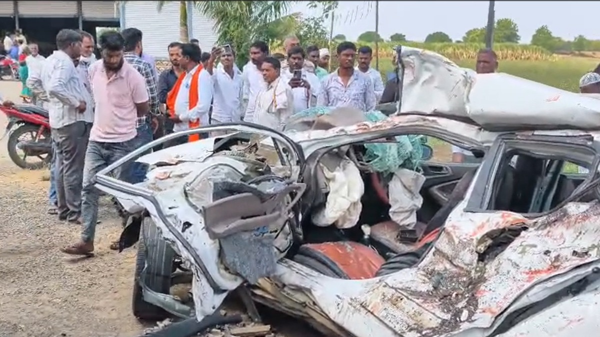 बीड में बस और कार की जोरदार टक्कर