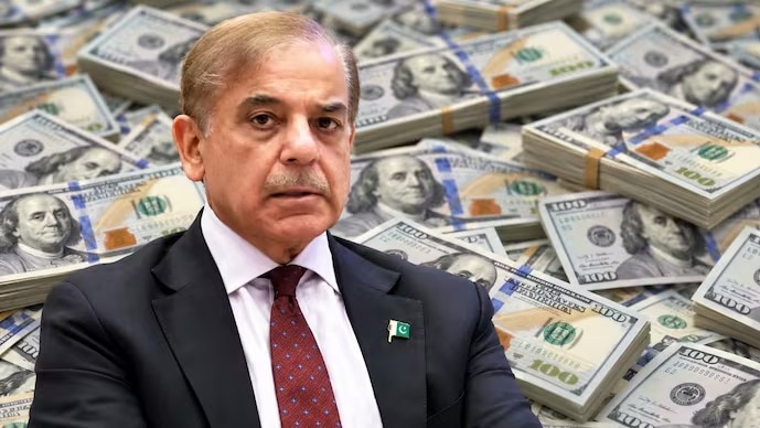 PAK पीएम शहबाज शरीफ को उम्मीद थी कि देश को इस साल IMF से 1.2 अरब डॉलर की नई किस्त मिल जाएगी. (File Photo/AI Generated)