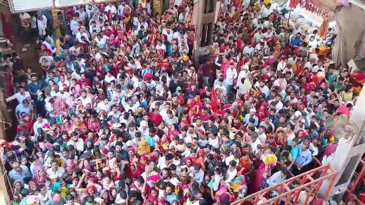 जीण माता मंदिर में उमड़ी श्रद्धालुओं की भीड़. (Photo: Screengrabs)