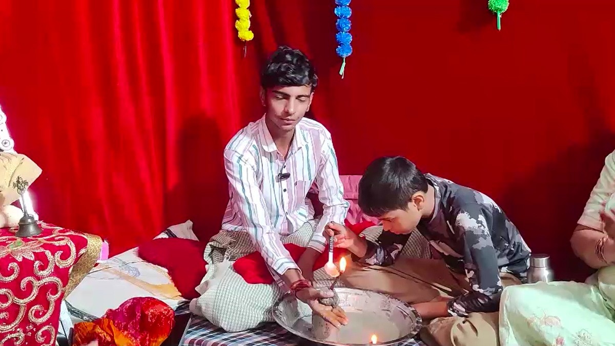 लक्ष्य, जो मां की ज्योत जलाकर आराधना कर रहे हैं. (Photo: Screengrabs)