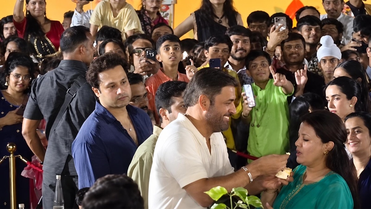 वायरल वीडियो में धोनी के हाथ में आइसक्रीम का कप नजर आता है  (Photo Credit: X/@Beast__07_)