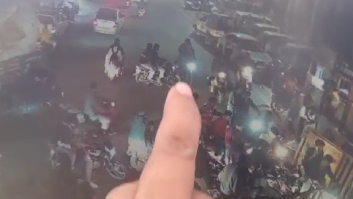 बाइक सवारों पर चाकू से हमला कर फरार हुए तीन युवक.  (Photo: Screengrab)