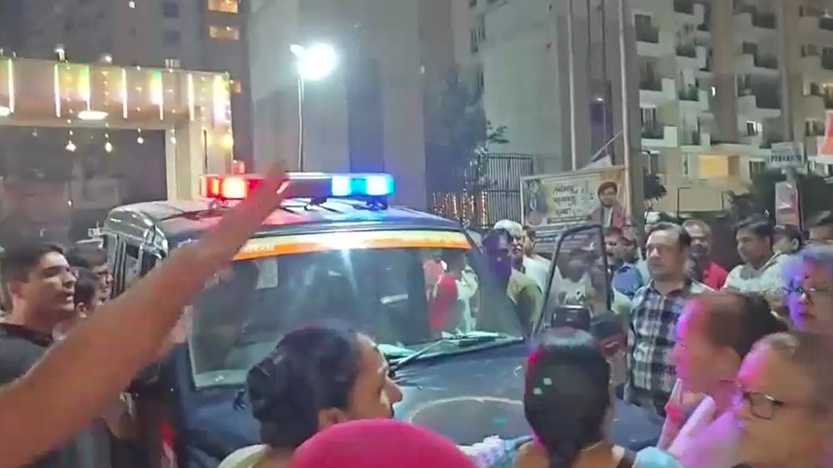 बवाल के बाद मौके पर पहुंची पुलिस. (Photo: Screengrabs)