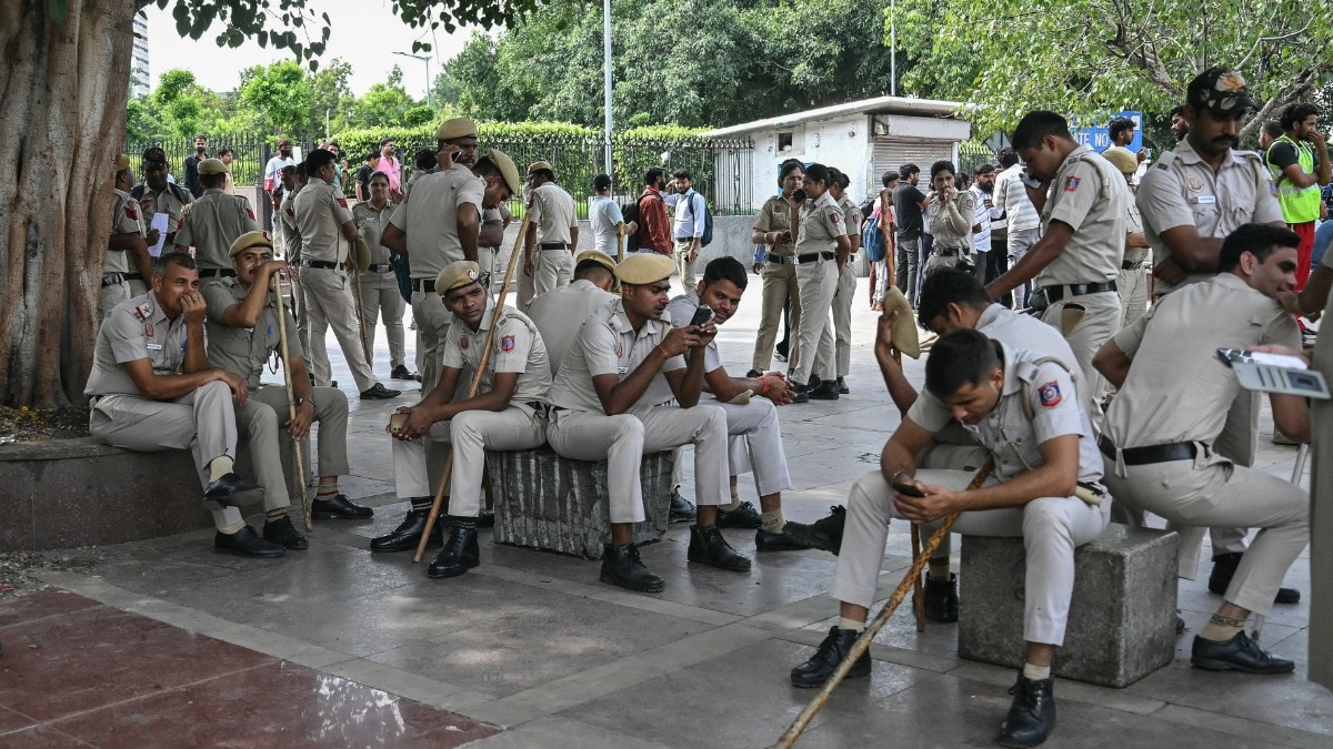 दशहरे के मौके पर आज दिल्ली-NCR में करीब 13 हजार पुलिसकर्मी सुरक्षा व्यवस्था संभालेंगे. (Representational Image-AFP)