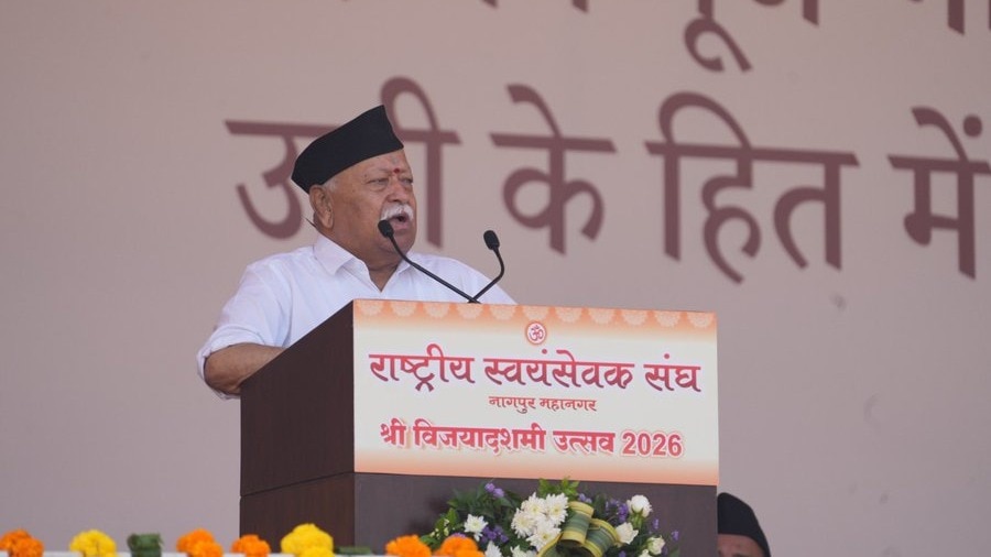 राष्ट्रीय स्वयंसेवक संघ प्रमुख मोहन भागवत ने नागपुर में शस्त्र पूजन किया. (Photo: X/RSS)