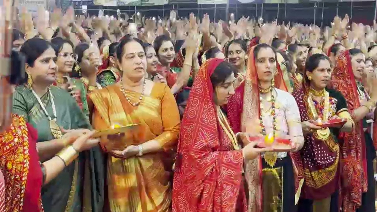 गरबा से पहले द्वारकाधीश की आरती करती अहीर समाज की महिलाएं. (Photo: Screengrabs)