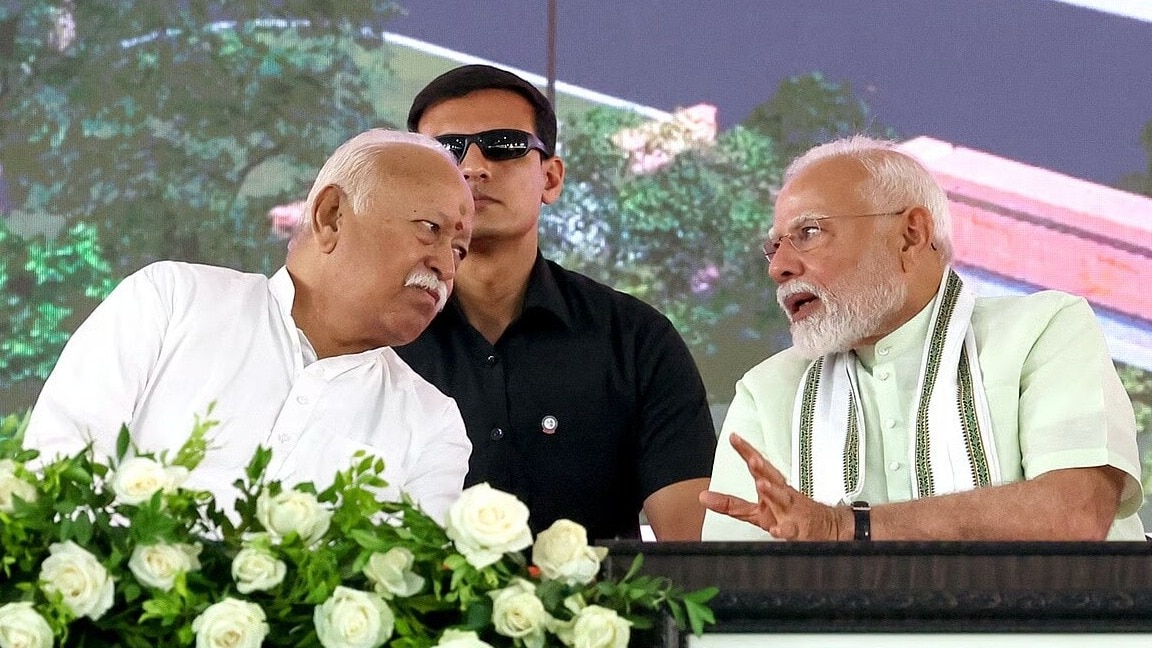 संघ प्रमुख मोहन भागवत और प्रधानमंत्री नरेंद्र मोदी (फाइल फोटो)