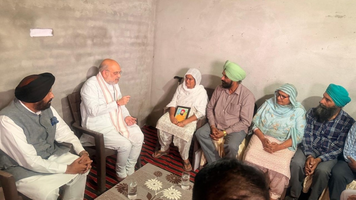 अमित शाह ने बिक्रमजीत सिंह के परिवार से मुलाकात की. (Photo: ITG)