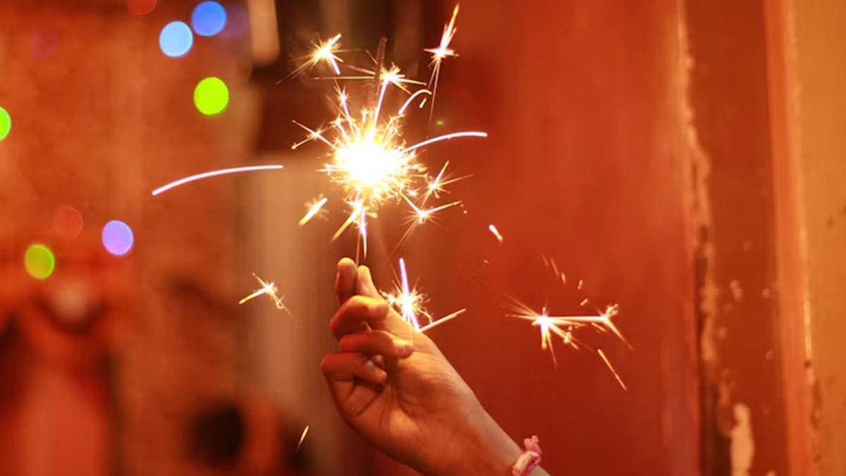 दिवाली के पटाखे फोन में ब्लास्ट कर सकते हैं. (Photo: Unsplash)