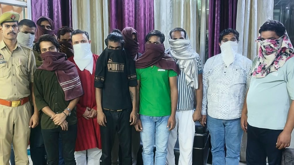वैशाली के तीन स्पा सेंटरों पर एक साथ छापेमारी. (Photo: ITG)