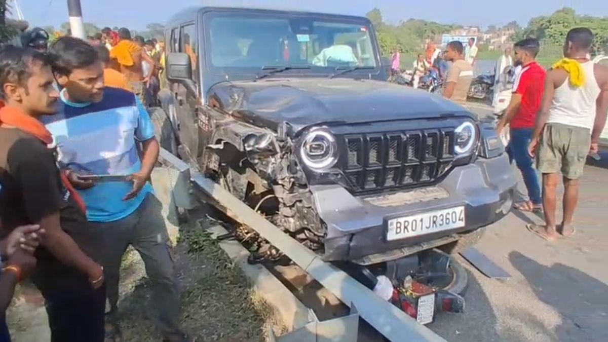 हादसे में छतिग्रस्त हो गई कार. (Photo: ITG)