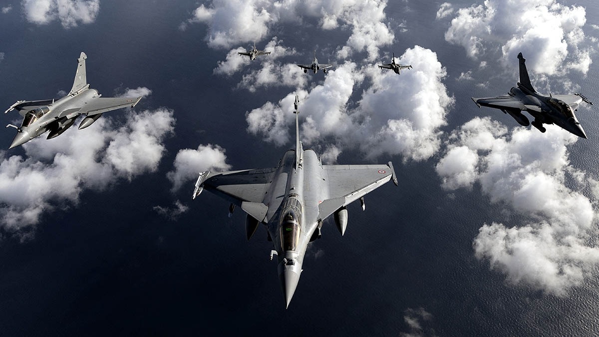 राफेल और एफ-16 के साथ उड़ता मिराज 2000डी फाइटर जेट. (Photo: AFP)